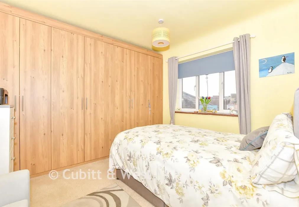 Bedroom 2 - Clarence Parade, Southsea, Hampshire - Wards of Kent