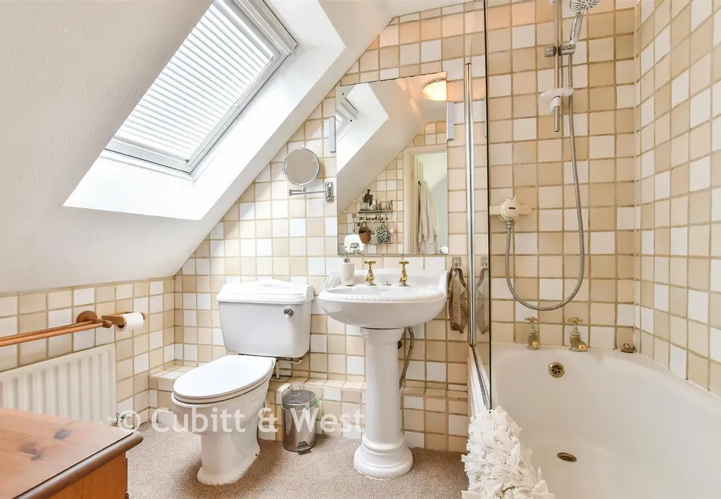 Bathroom - Town Littleworth, Cooksbridge, Lewes, East Sussex - Wards of Kent