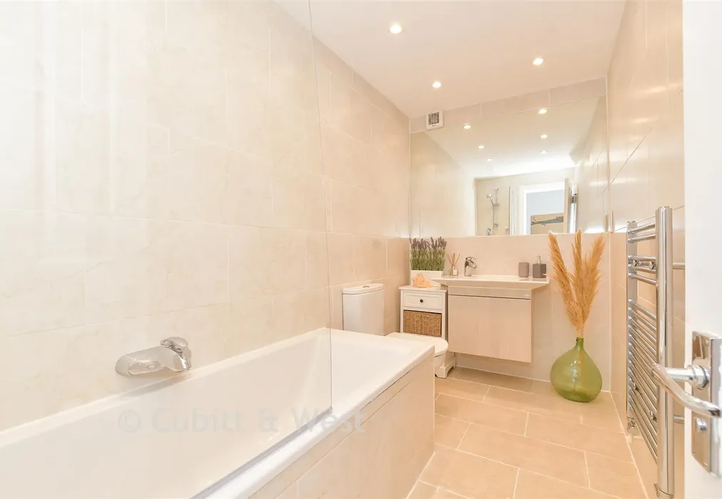 Bathroom - Surrey Street, Arundel, West Sussex - Wards of Kent