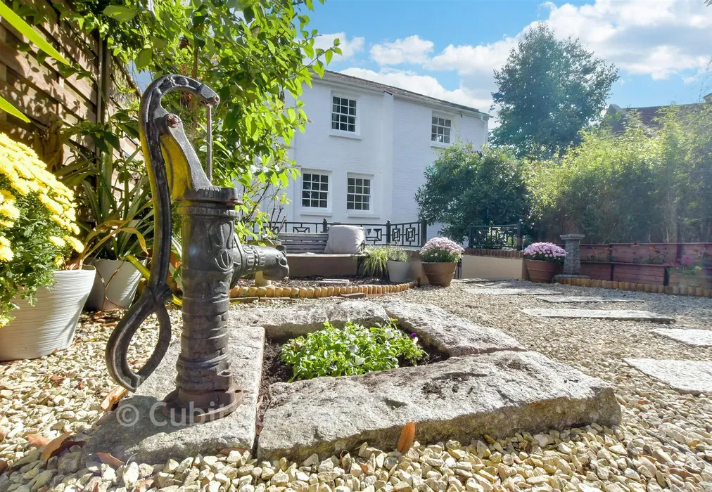External Lifestyle Photograph - Surrey Street, Arundel, West Sussex - Wards of Kent