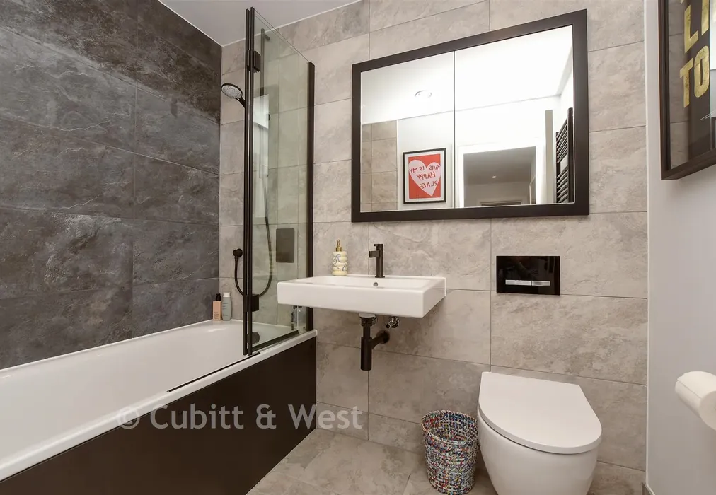 Family Bathroom - Songhurst Gardens, Pease Pottage, Crawley, West Sussex - Wards of Kent