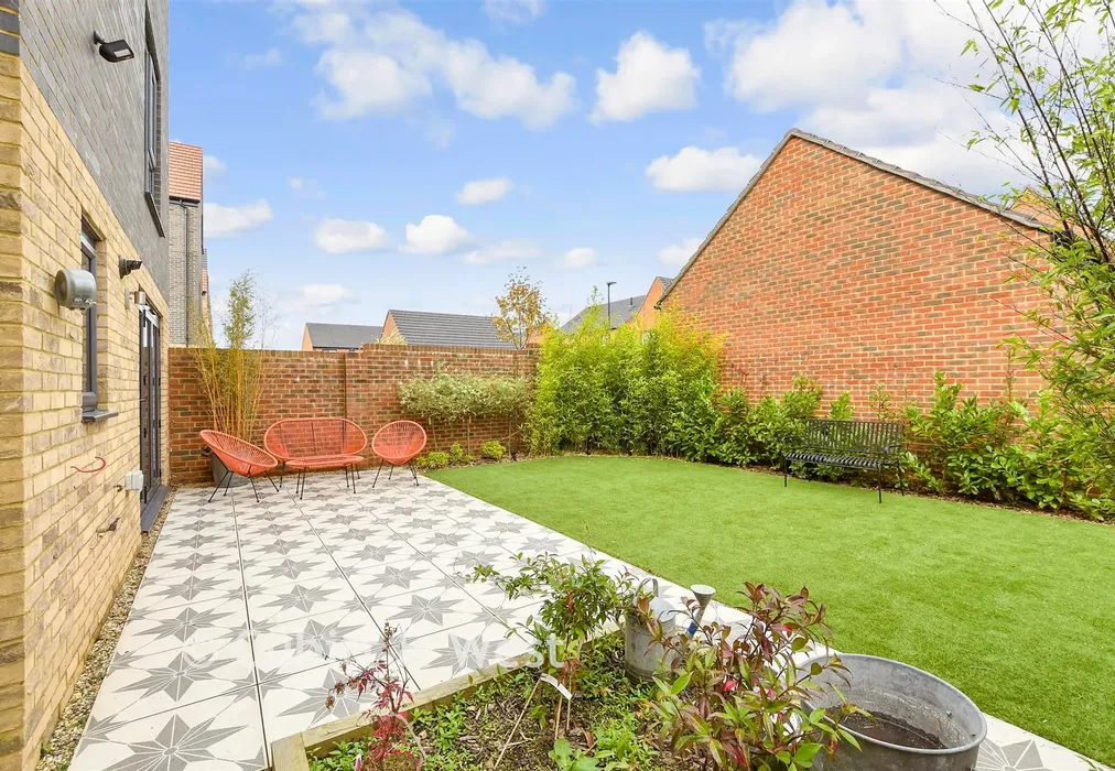 Rear Garden - Songhurst Gardens, Pease Pottage, Crawley, West Sussex - Wards of Kent