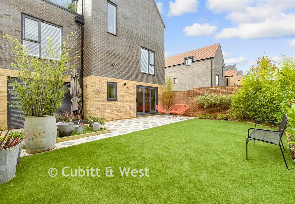 Rear Garden - Songhurst Gardens, Pease Pottage, Crawley, West Sussex - Wards of Kent