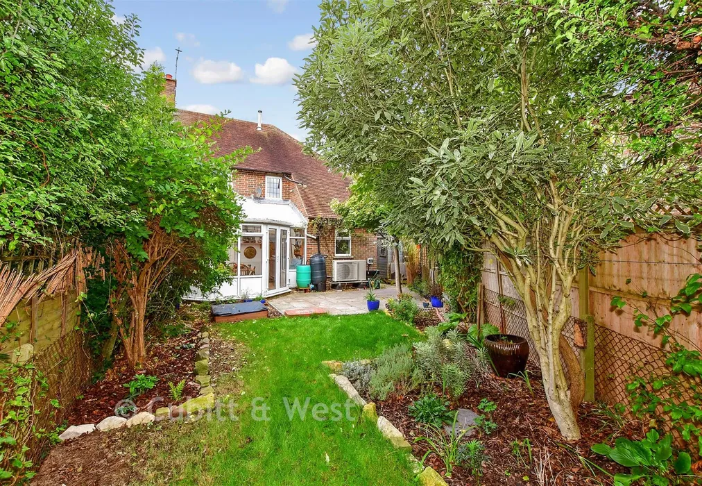Rear Garden - Hearn Close, Tangmere, Chichester, West Sussex - Wards of Kent