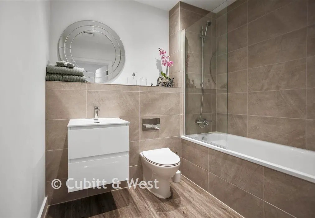 Bathroom - Albion Yard, Brook Road, Redhill, Surrey - Wards of Kent