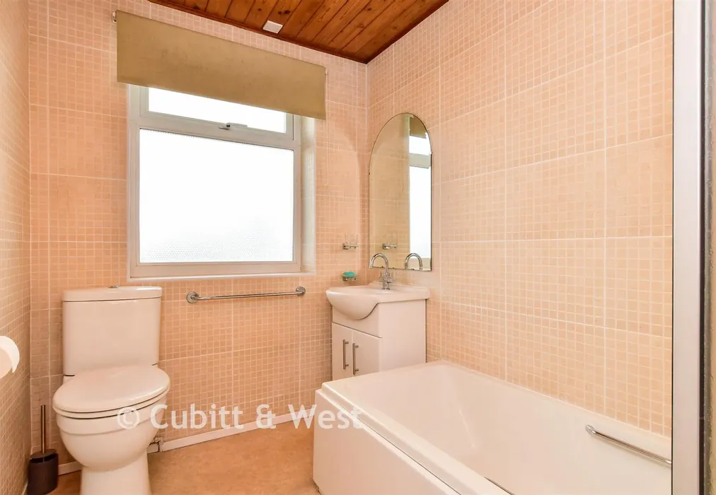 Bathroom - Thornhill Avenue, Brighton, East Sussex - Wards of Kent