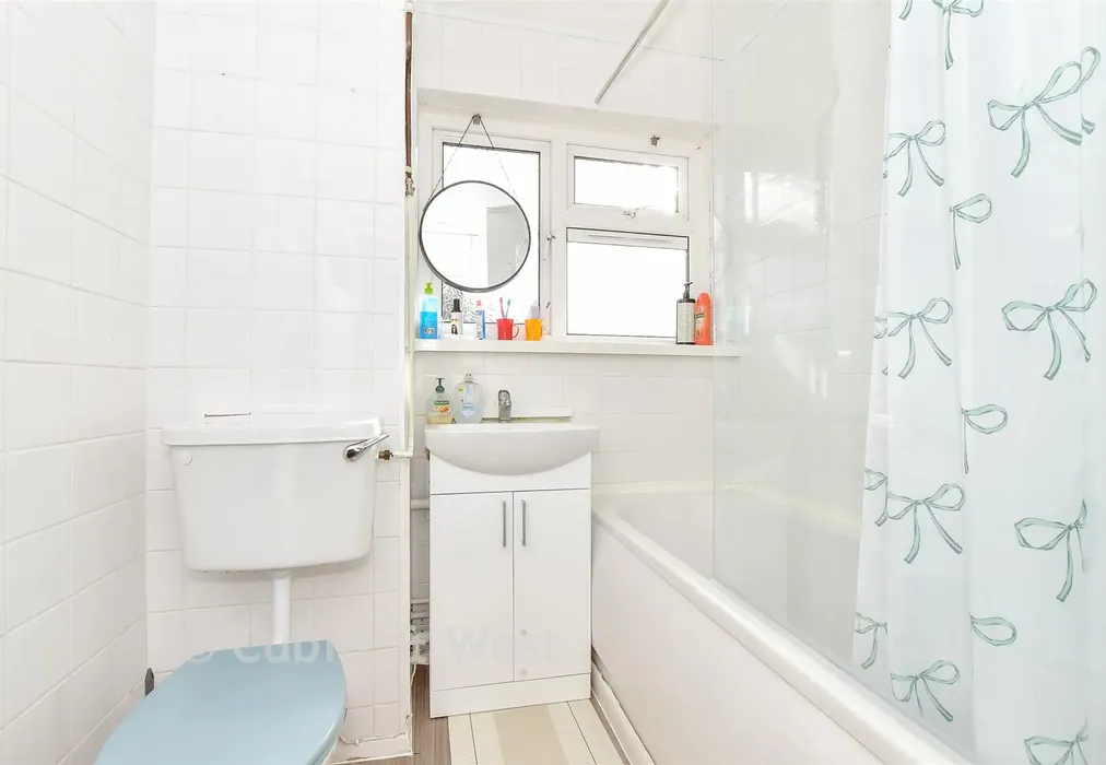 Bathroom - Eastern Road, Portsmouth, Hampshire - Wards of Kent