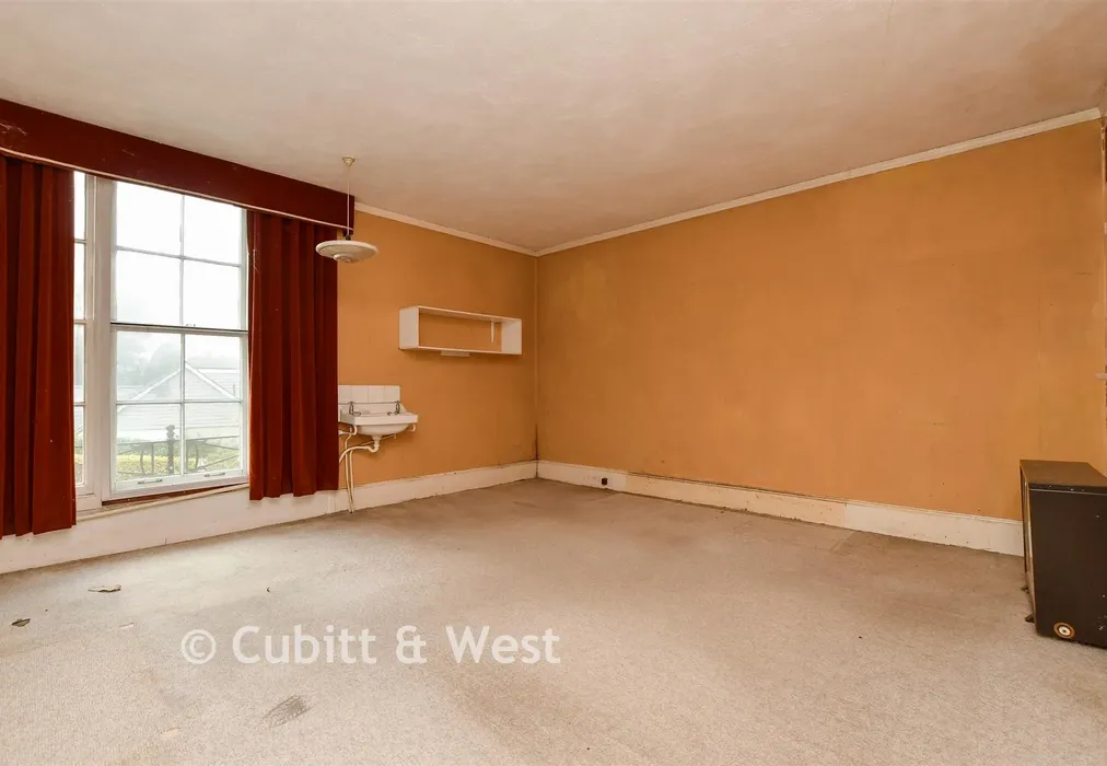 Bedroom 1 - Tupwood Lane, Caterham, Surrey - Wards of Kent