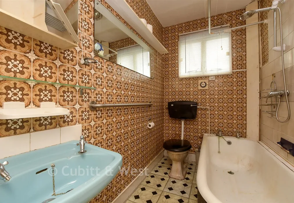 Bathroom - Tupwood Lane, Caterham, Surrey - Wards of Kent