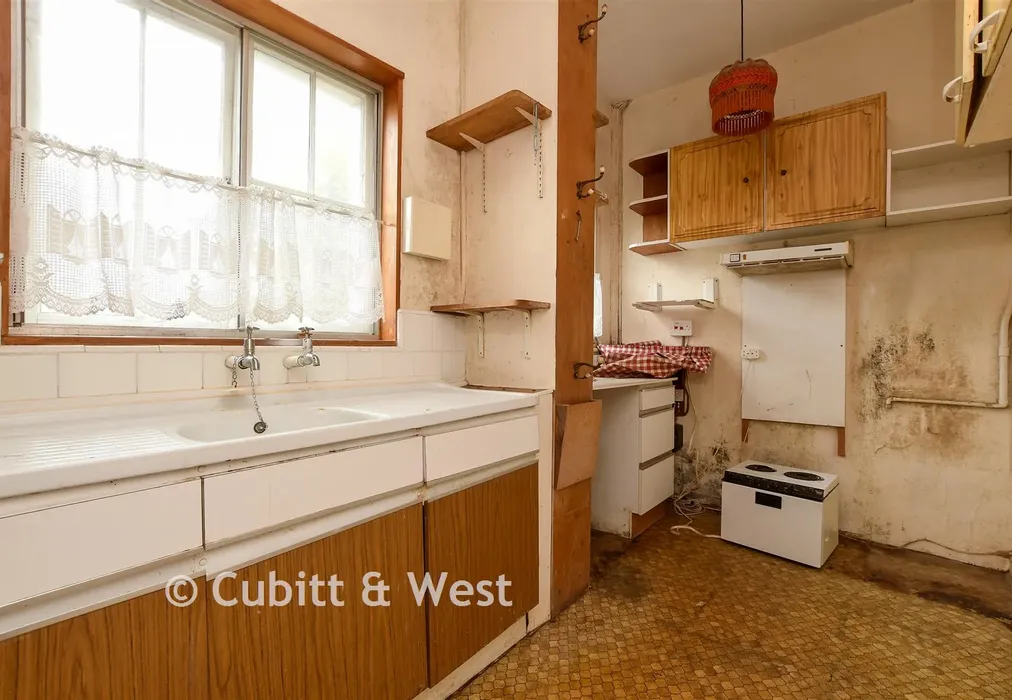 Kitchen - Tupwood Lane, Caterham, Surrey - Wards of Kent