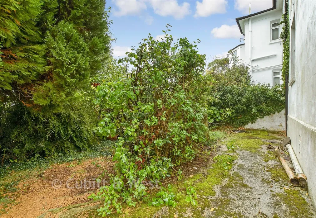 Side Garden - Tupwood Lane, Caterham, Surrey - Wards of Kent