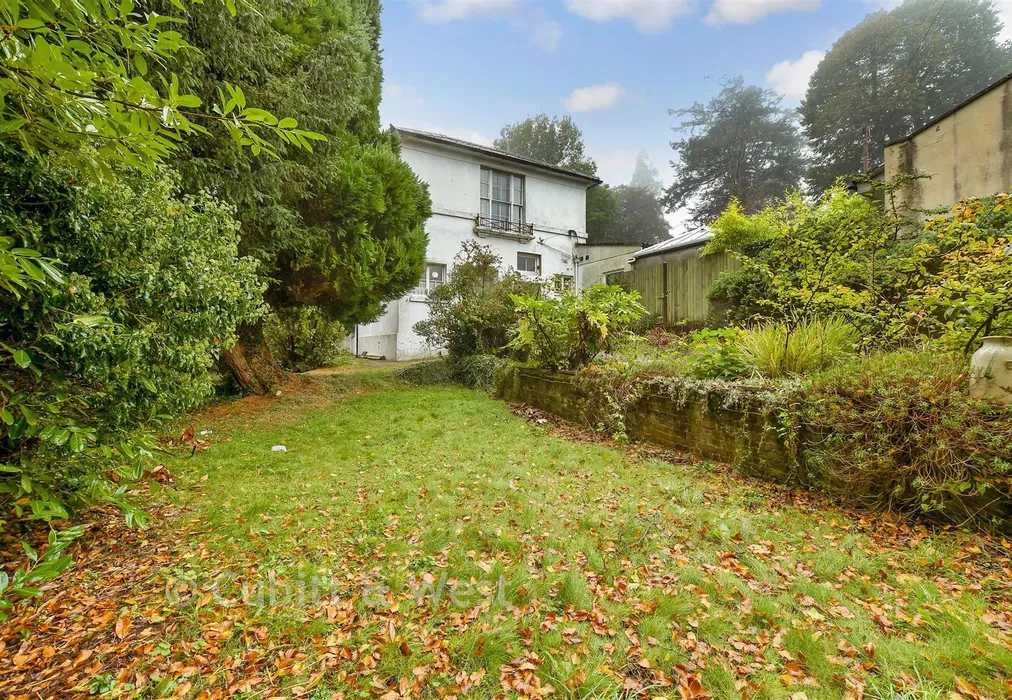 Side Garden - Tupwood Lane, Caterham, Surrey - Wards of Kent