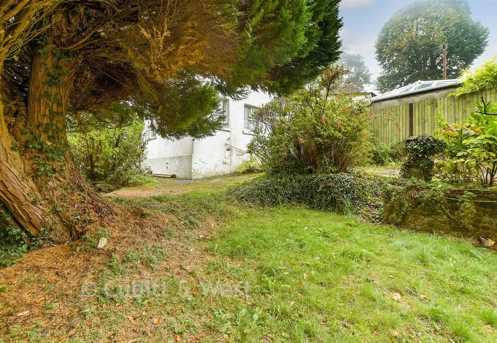 Side Garden - Tupwood Lane, Caterham, Surrey - Wards of Kent