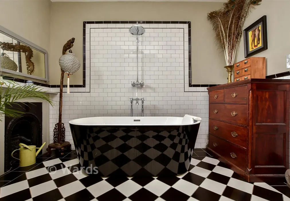 En-Suite Bathroom - Grange Road, Ramsgate, Kent - Wards of Kent