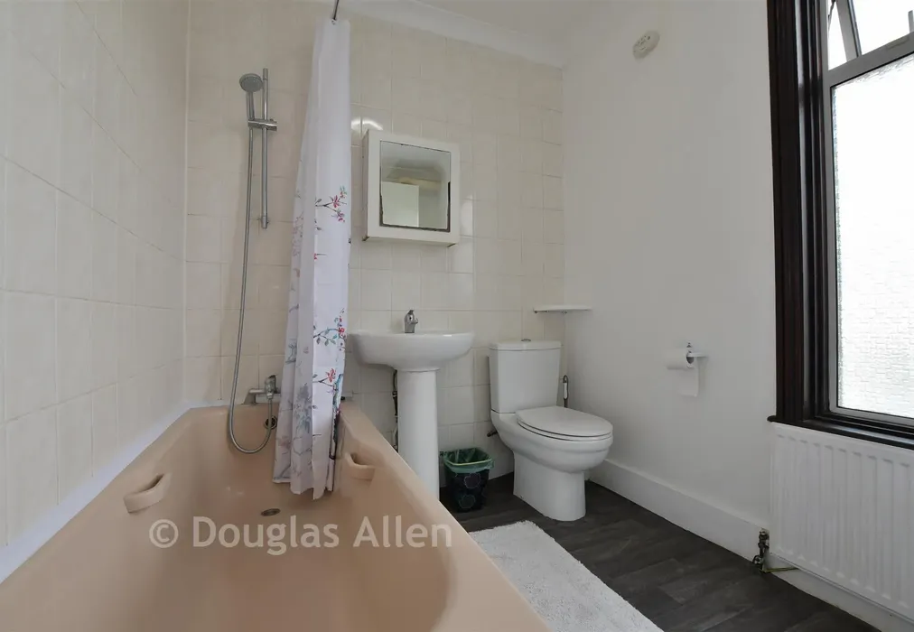Bathroom - Grange Road, Ilford, Essex - Wards of Kent