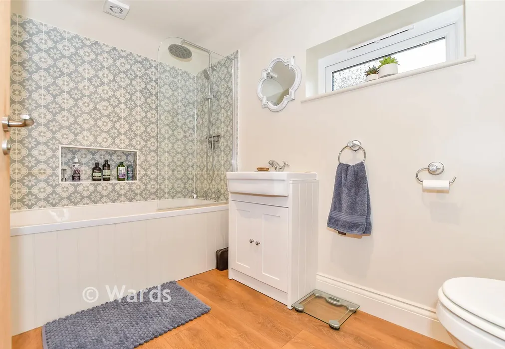 Bathroom - Dig Dog Lane, Frittenden, Cranbrook, Kent - Wards of Kent