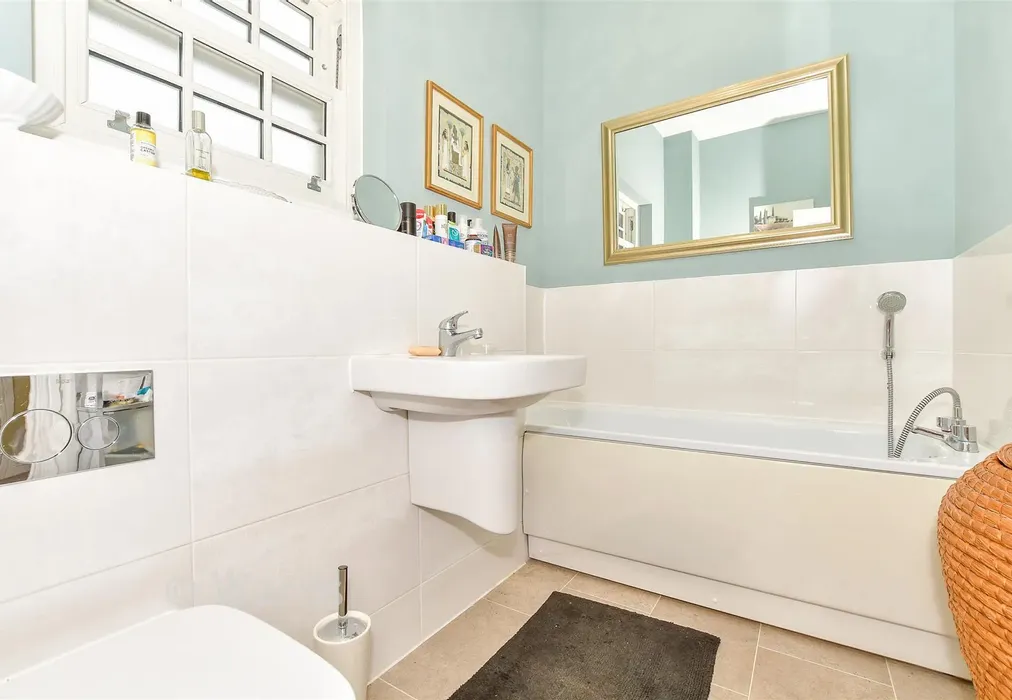 Bathroom - Three Fields Road, Tenterden, Kent - Wards of Kent