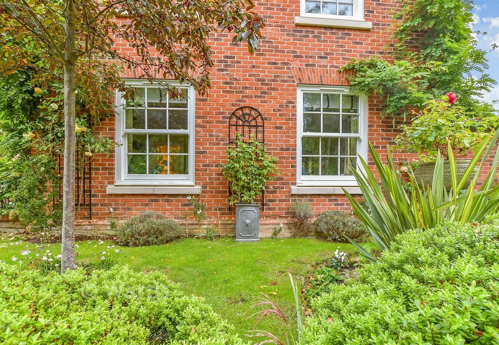 Side Garden - Three Fields Road, Tenterden, Kent - Wards of Kent