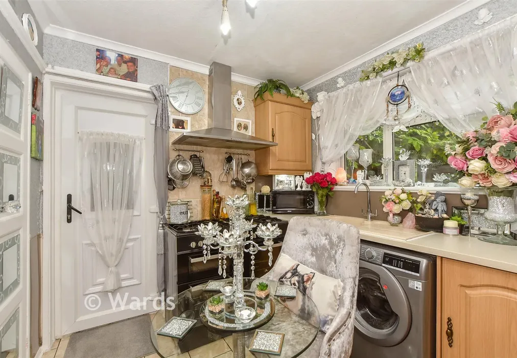 Kitchen - Repton Manor Road, Ashford, Kent - Wards of Kent