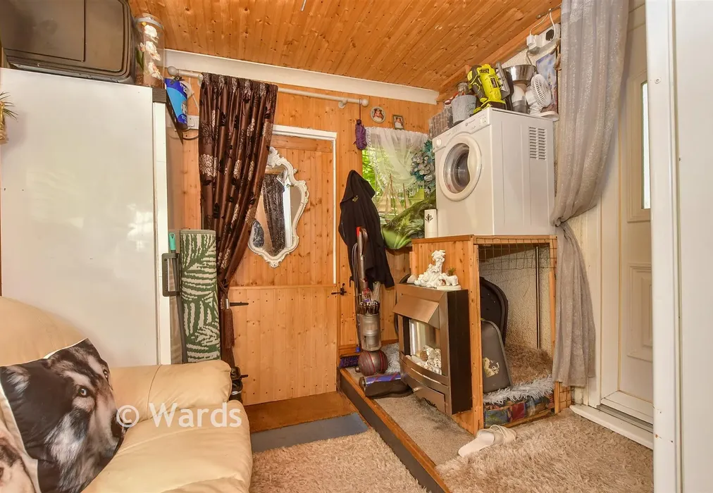 Lean-To - Repton Manor Road, Ashford, Kent - Wards of Kent