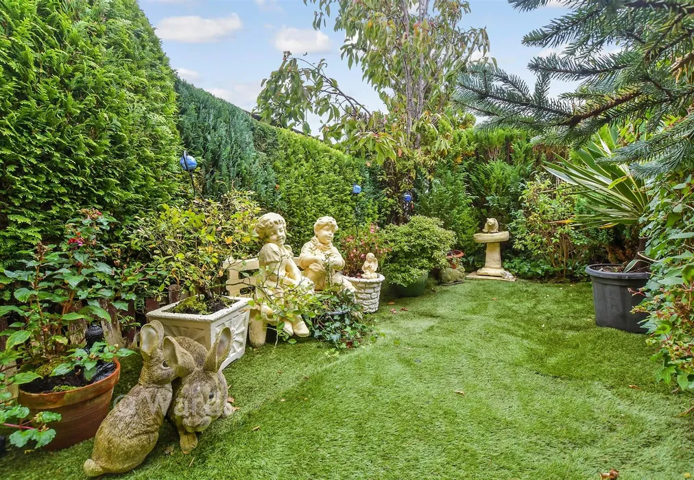 Front Garden - Repton Manor Road, Ashford, Kent - Wards of Kent
