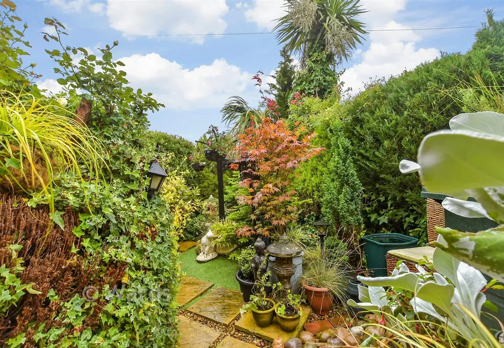 Front Garden - Repton Manor Road, Ashford, Kent - Wards of Kent