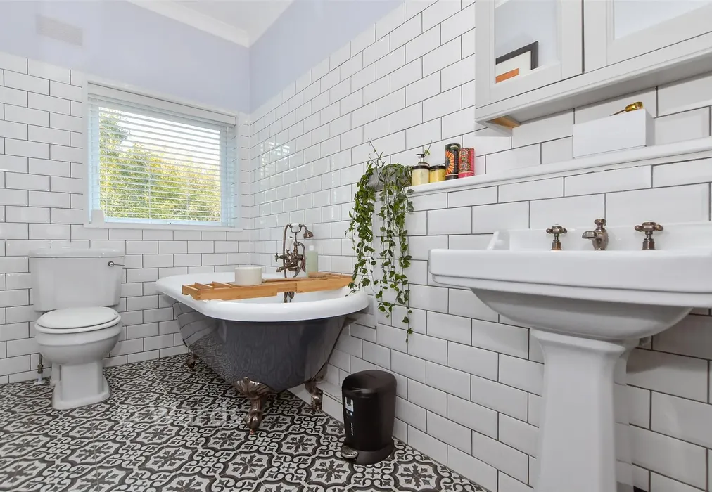 Bathroom - Stockett Lane, Maidstone, Kent - Wards of Kent