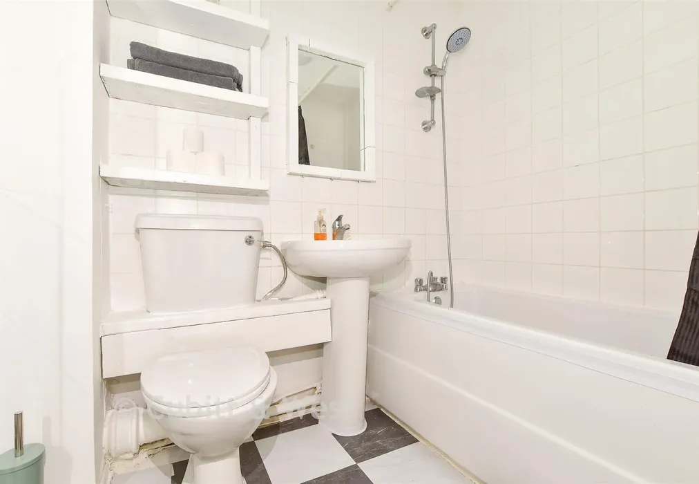 Bathroom - Bell Street, Reigate, Surrey - Wards of Kent