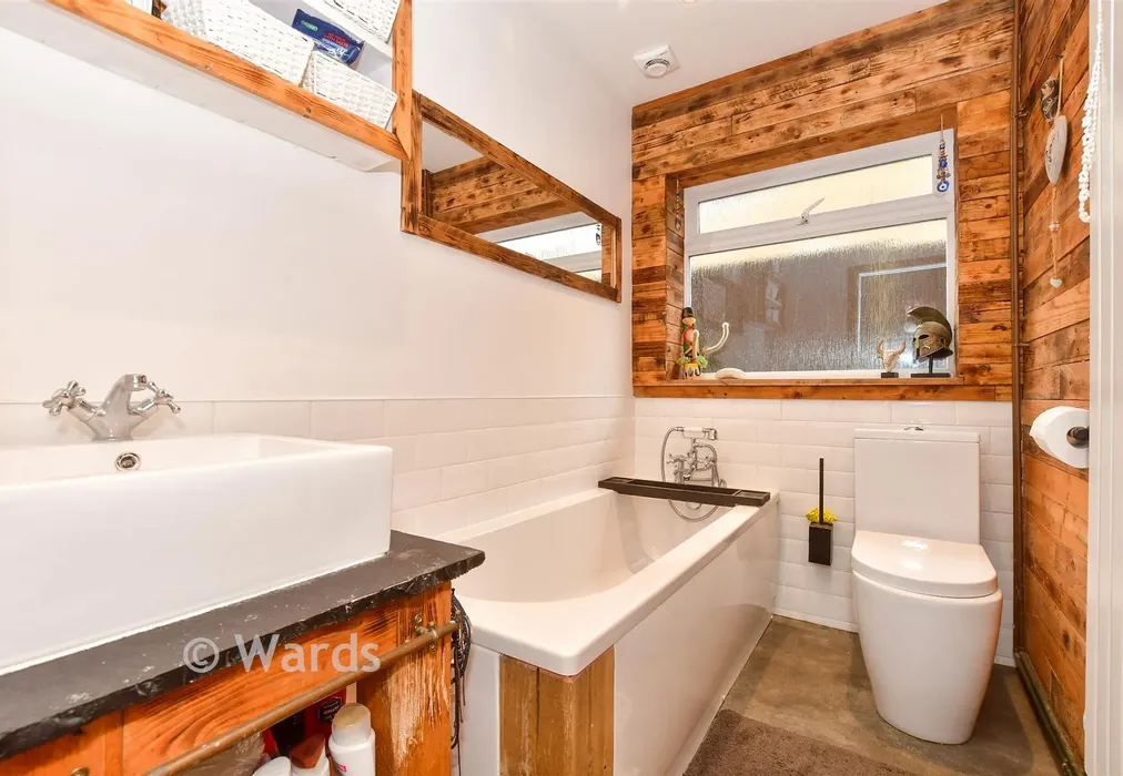 Bathroom - Hillcroft Road, Herne Bay, Kent - Wards of Kent