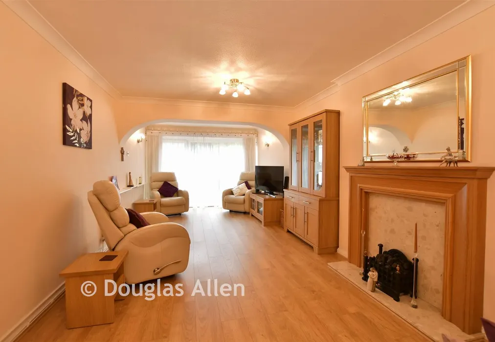 Lounge - Ozonia Avenue, Wickford, Essex - Wards of Kent