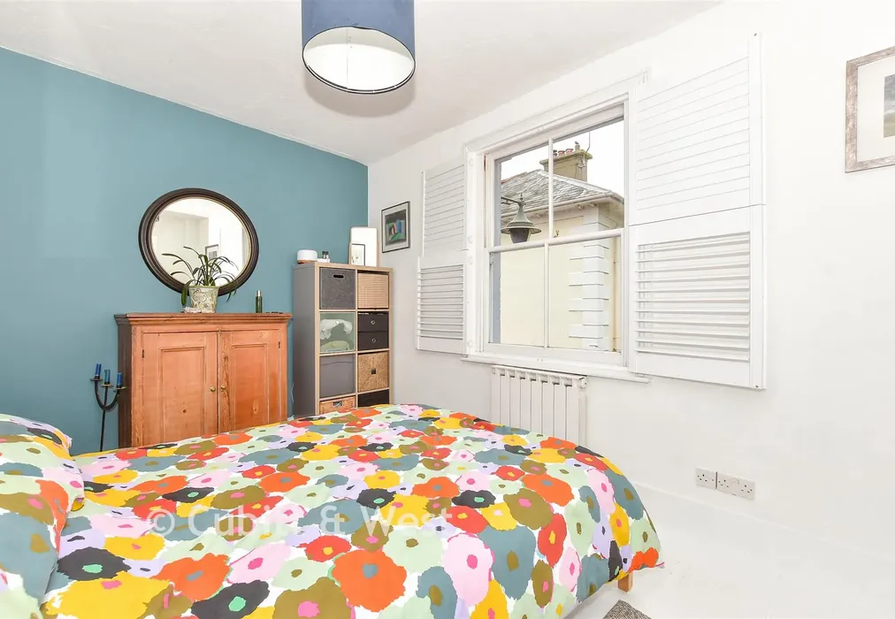 Bedroom 1 - Angel Street, Petworth, West Sussex - Wards of Kent