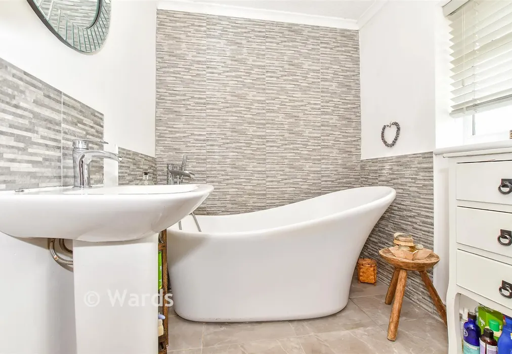 Bathroom - Marshalls Land, St Michaels, Tenterden, Kent - Wards of Kent