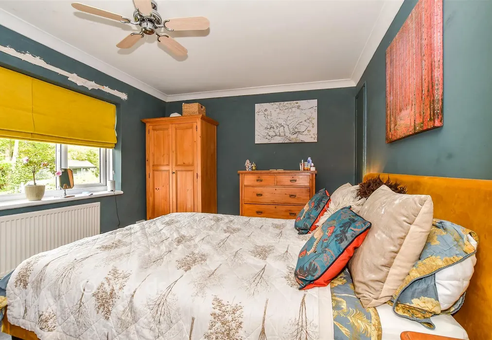 Bedroom 1 - Marshalls Land, St Michaels, Tenterden, Kent - Wards of Kent