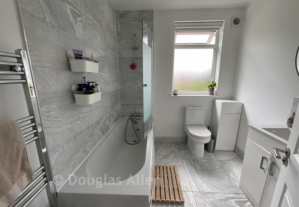 Bathroom - Hale End Road, Walthamstow - Wards of Kent