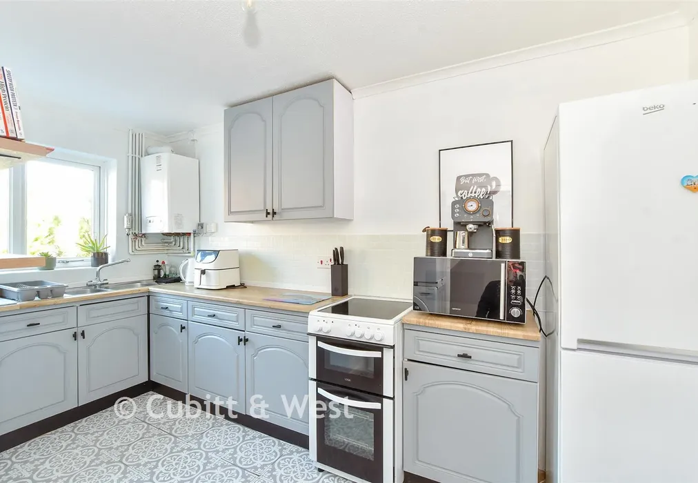 Kitchen - Dinsdale Gardens, Rustington, West Sussex - Wards of Kent