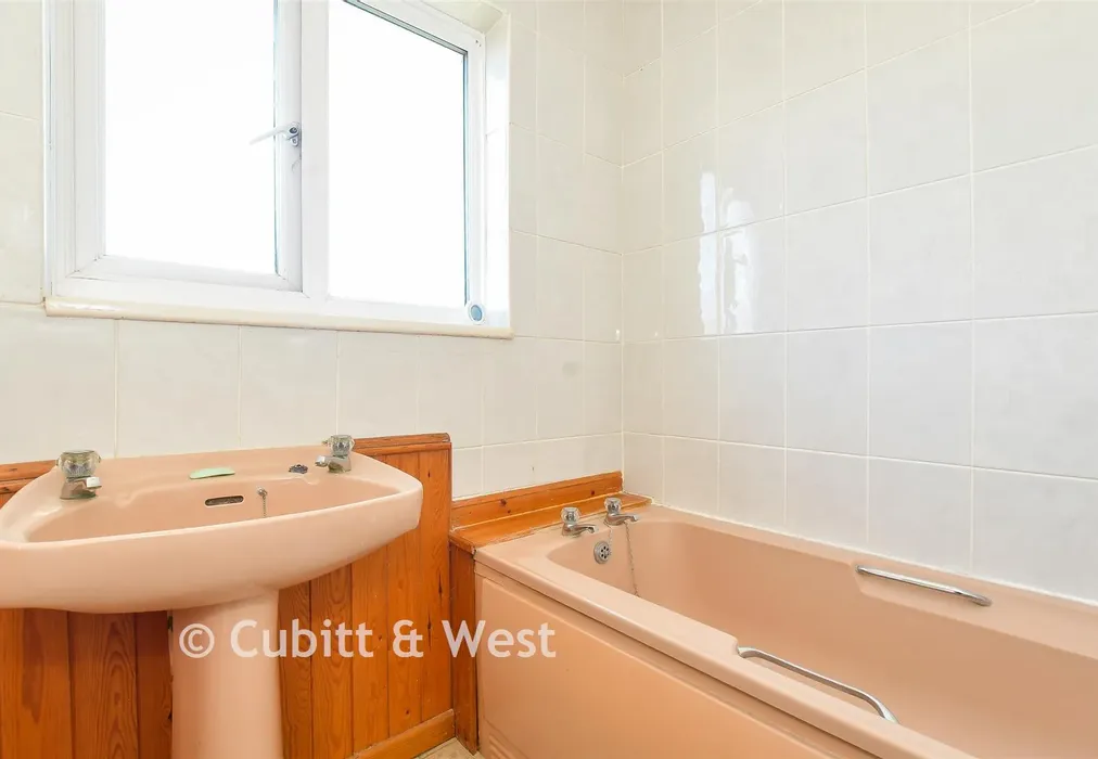 Bathroom - Bell Davies Road, Littlehampton, West Sussex - Wards of Kent