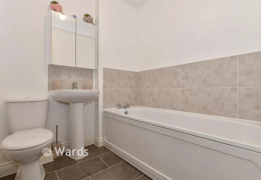 Bathroom - Perrin Road, Maidstone, Kent - Wards of Kent