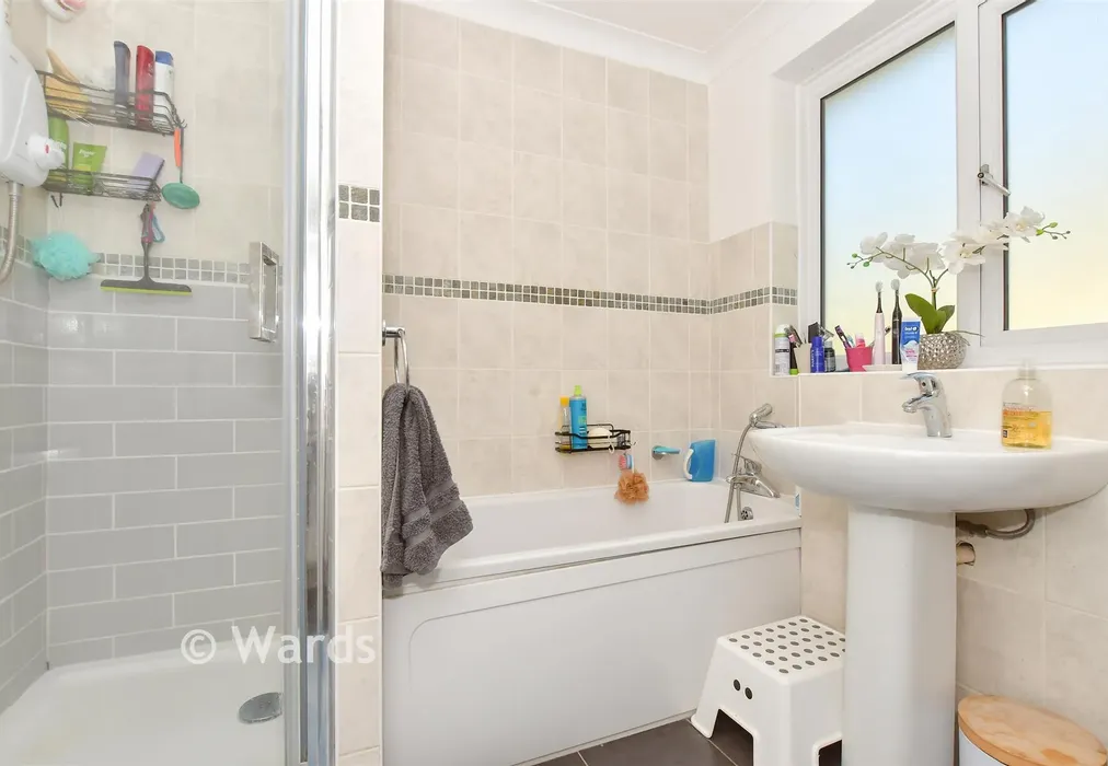 Bathroom - Edred Road, Dover, Kent - Wards of Kent