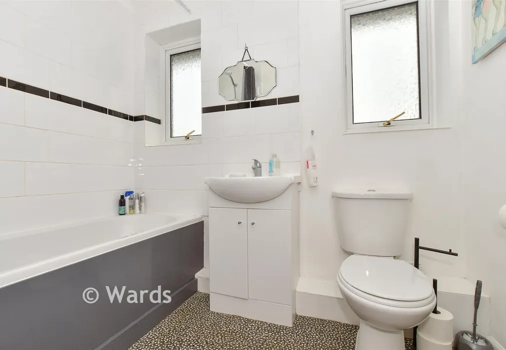 Bathroom - Blenheim Road, Deal, Kent - Wards of Kent