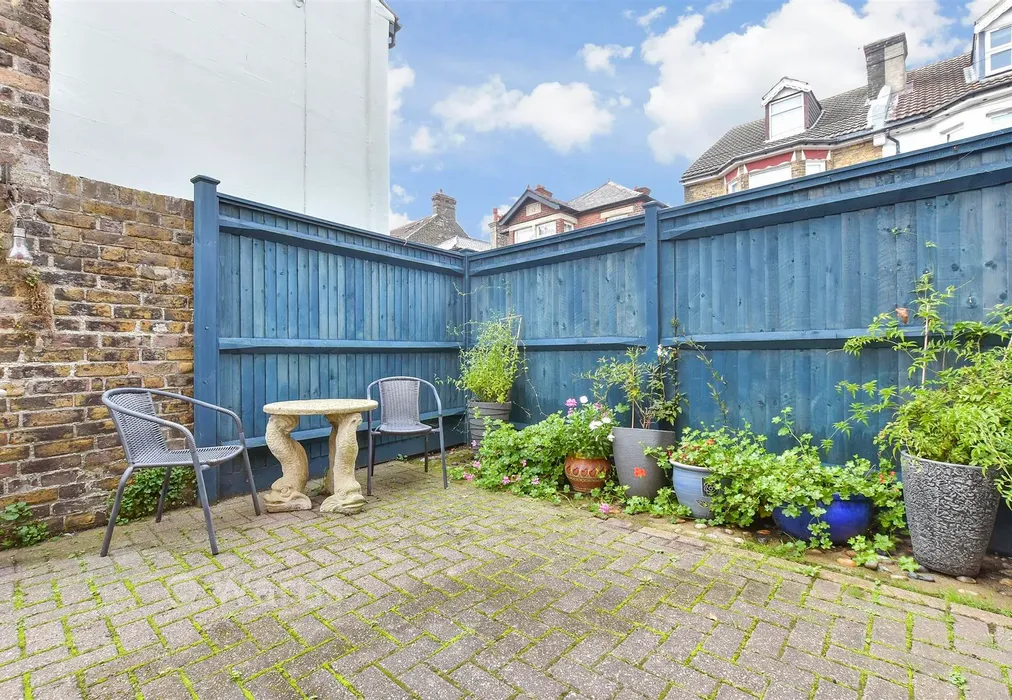 Side Garden - Blenheim Road, Deal, Kent - Wards of Kent