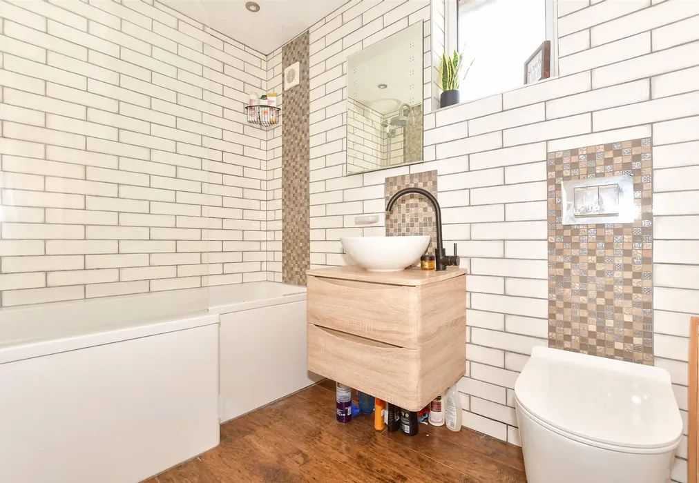 Bathroom - St. Mary's Road, West Hythe, Hythe, Kent - Wards of Kent