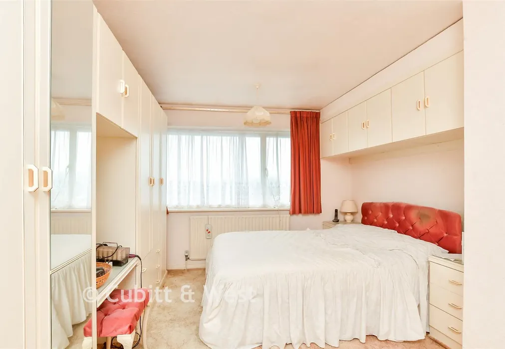 Bedroom 1 - The Meads, Brighton, East Sussex - Wards of Kent