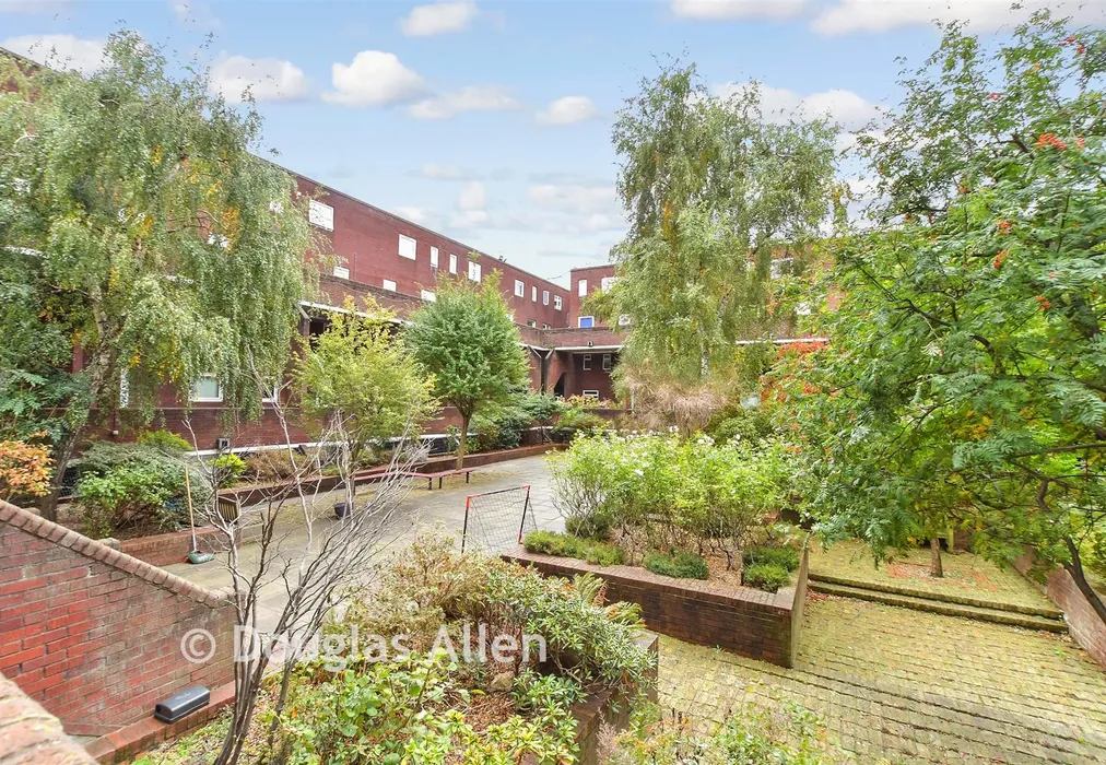 Communal Gardens - Tamar Square, Woodford Green, Essex - Wards of Kent