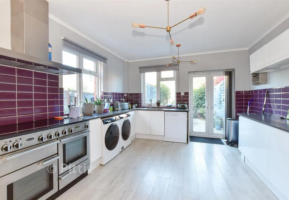 Kitchen - Hooke Hill, Freshwater, Isle of Wight - Wards of Kent
