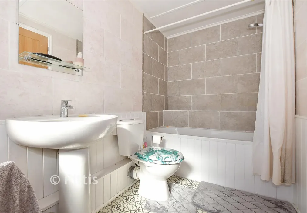 Bathroom - Hooke Hill, Freshwater, Isle of Wight - Wards of Kent