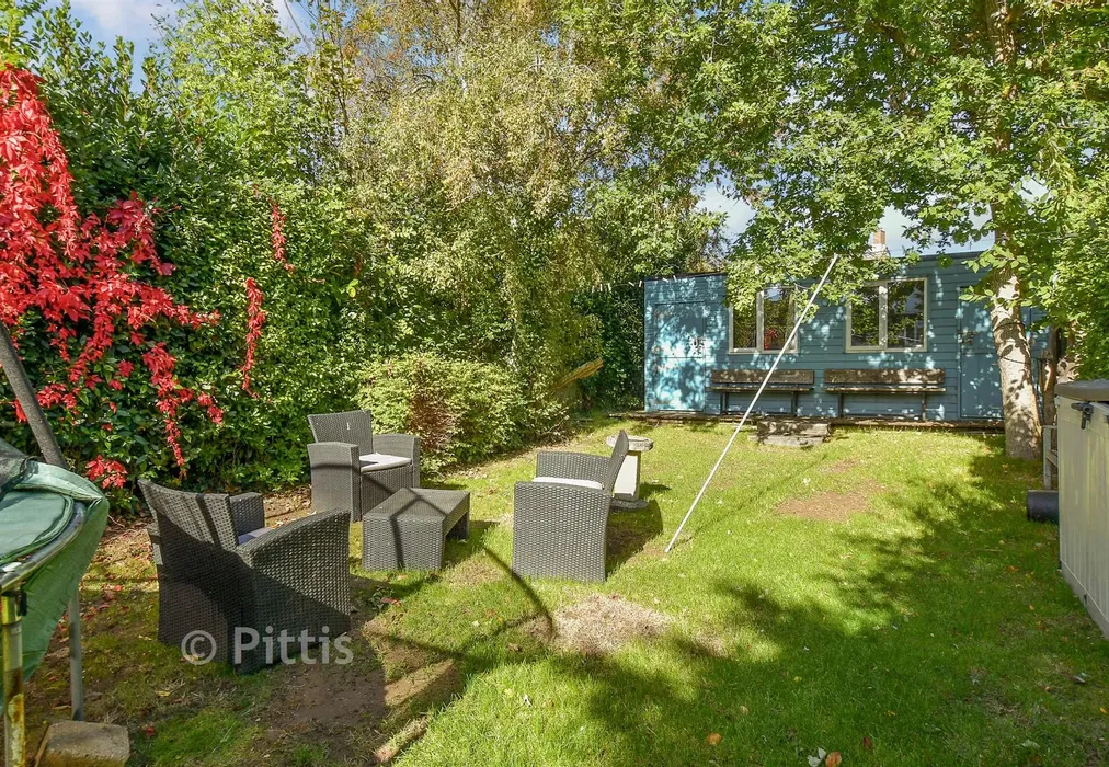 Rear Garden - Hooke Hill, Freshwater, Isle of Wight - Wards of Kent