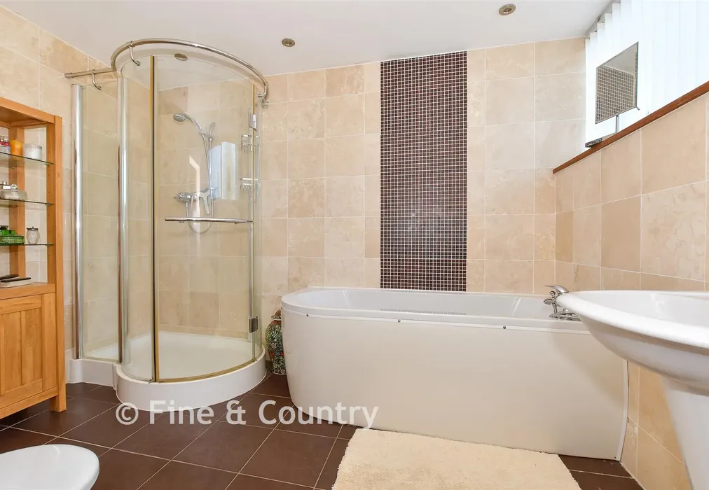 En-Suite Bathroom - Nubia Close, Cowes, Isle of Wight - Wards of Kent