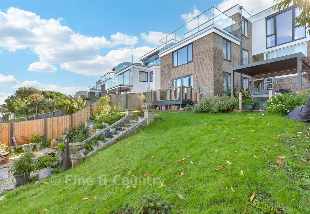 Rear Garden - Nubia Close, Cowes, Isle of Wight - Wards of Kent