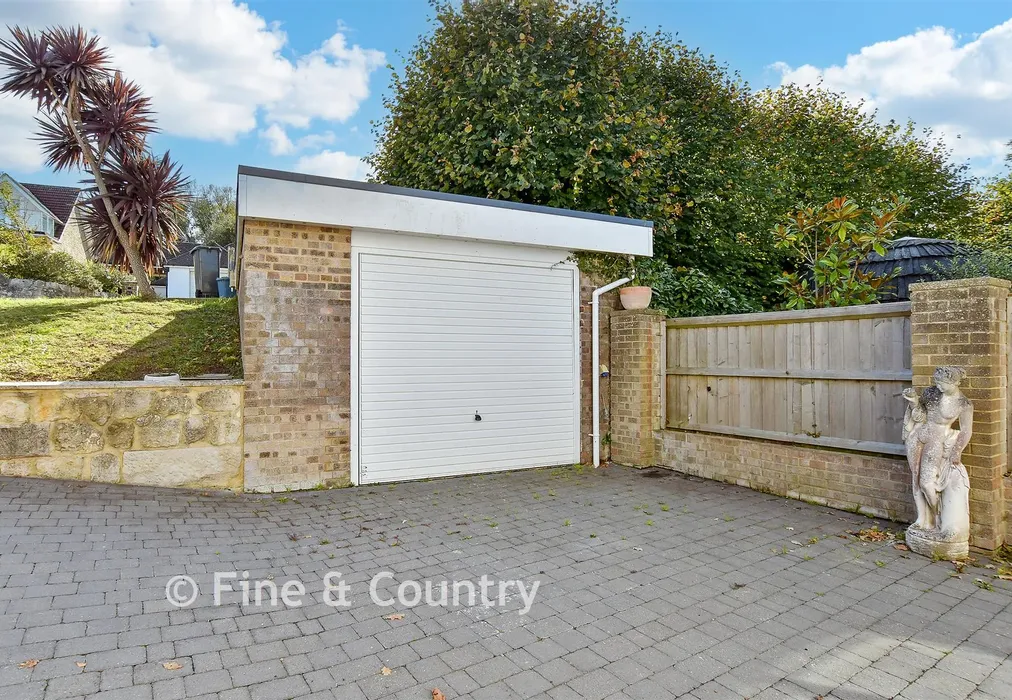 Driveway/Parking - Nubia Close, Cowes, Isle of Wight - Wards of Kent