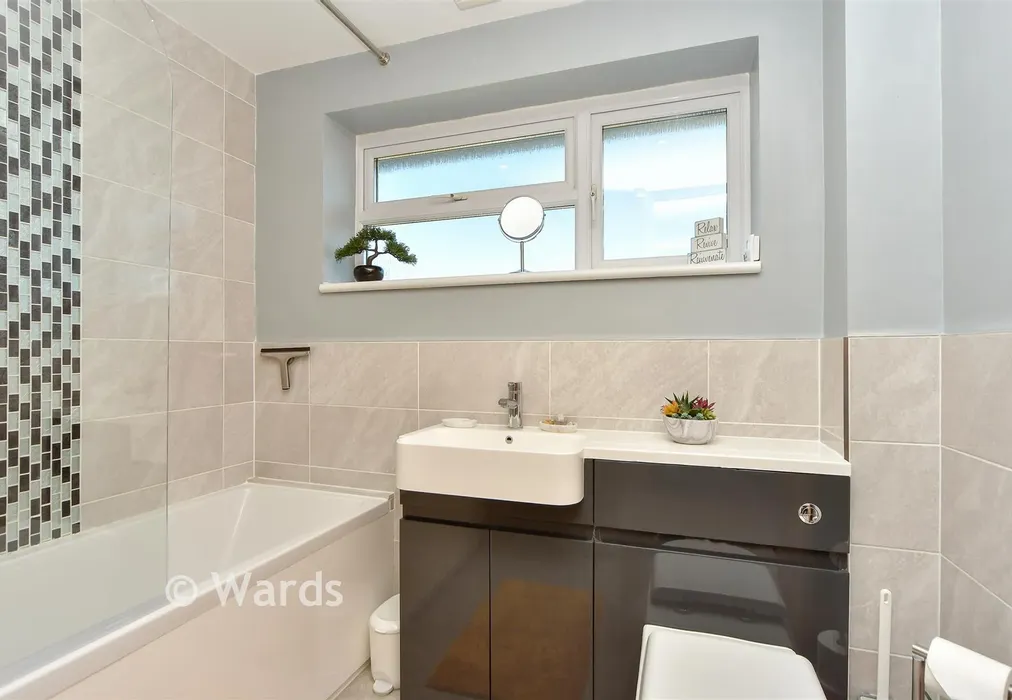 Bathroom - Judd Road, Faversham, Kent - Wards of Kent